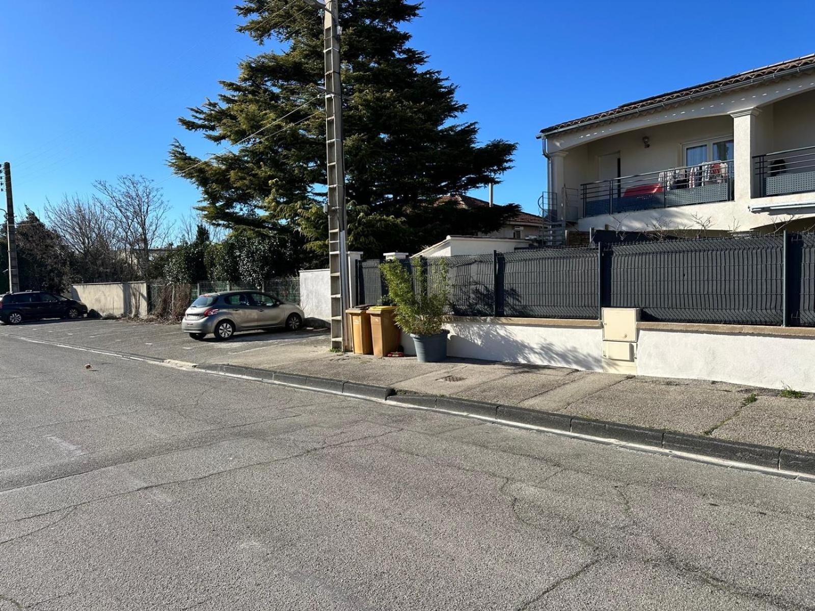 Appartement T2 Avec Terrasse Et Cour Cavaillon Exteriör bild