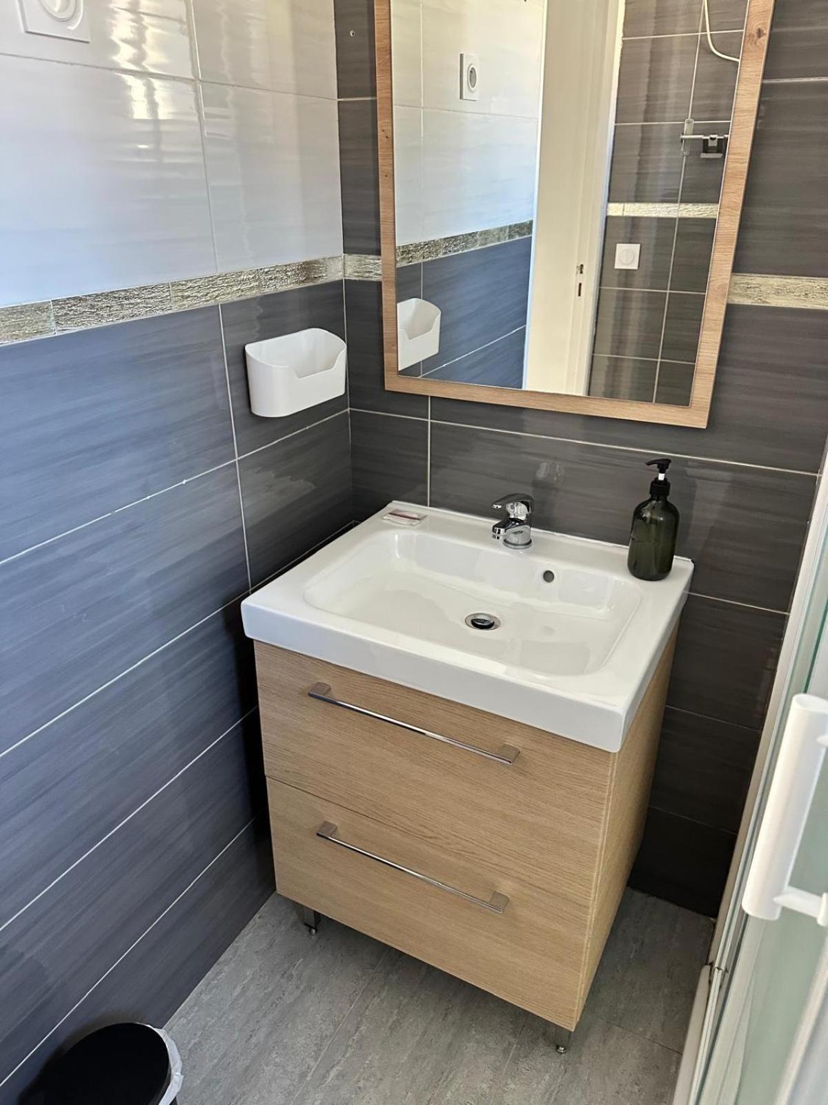 Appartement T2 Avec Terrasse Et Cour Cavaillon Exteriör bild