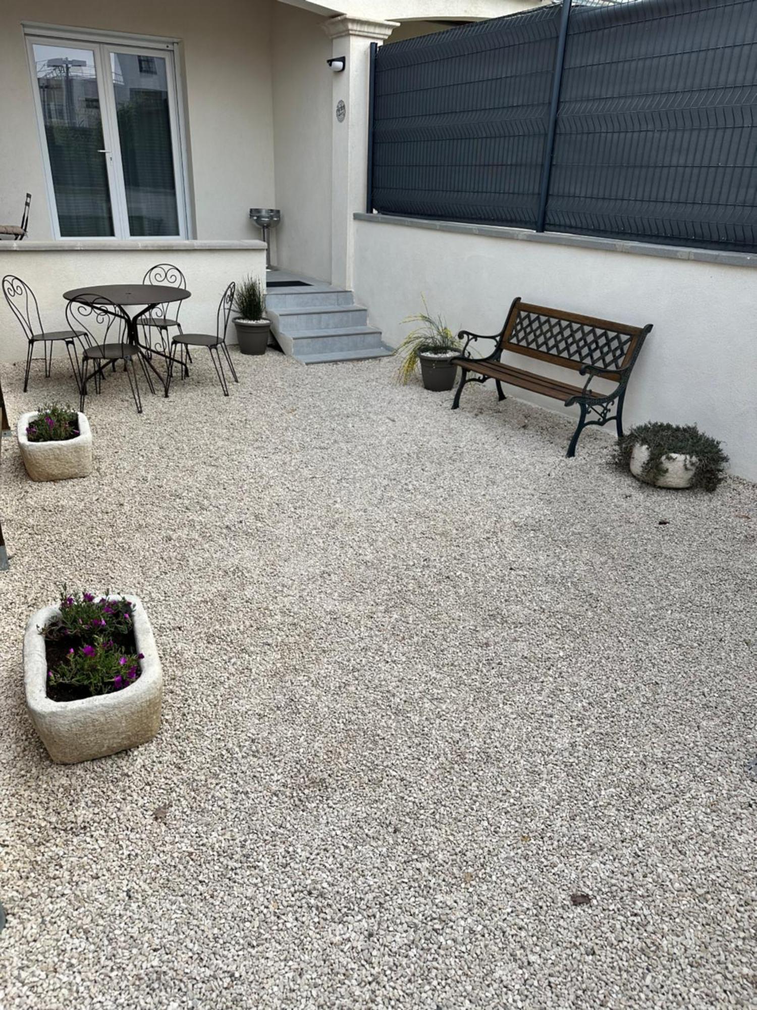 Appartement T2 Avec Terrasse Et Cour Cavaillon Exteriör bild