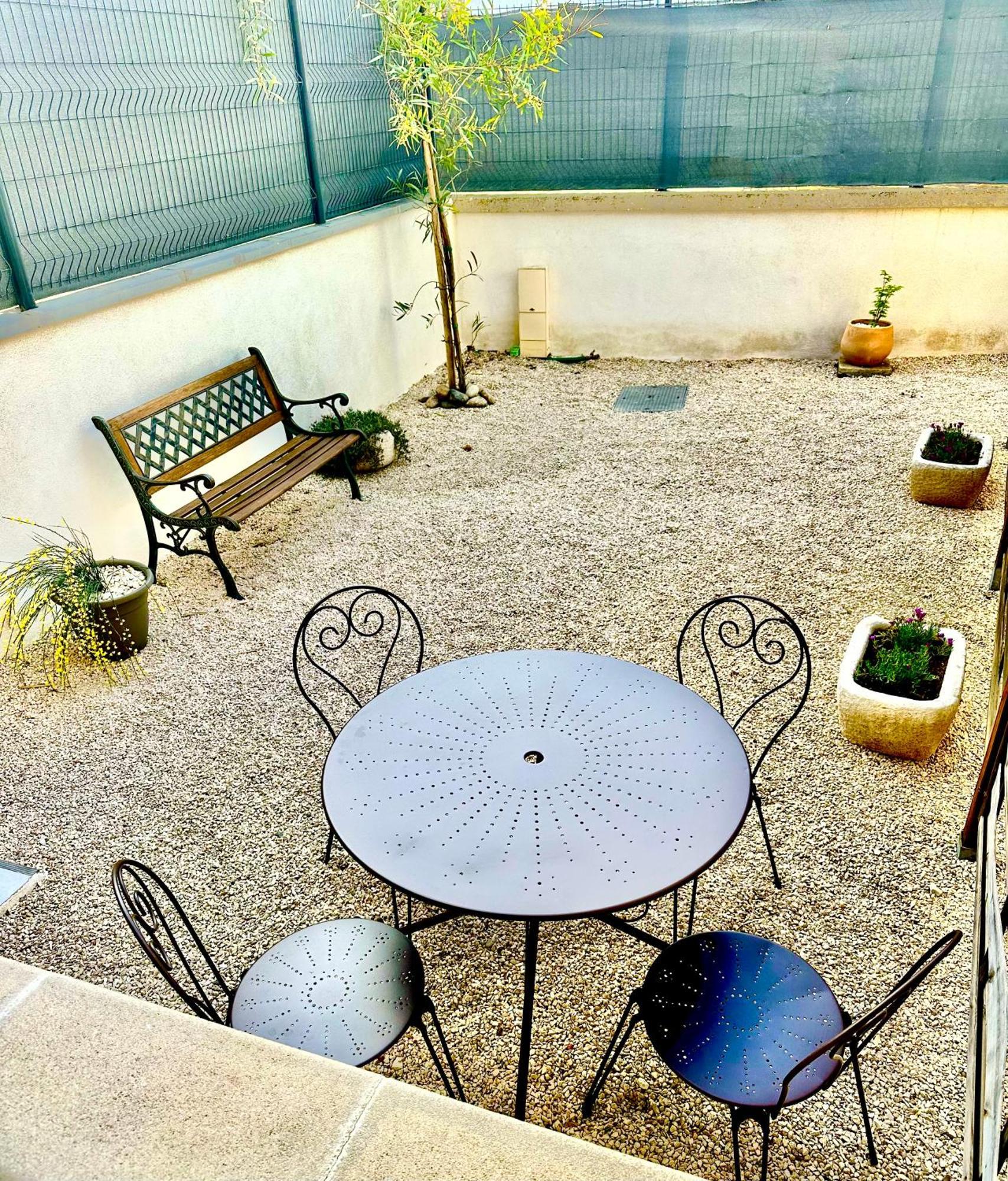 Appartement T2 Avec Terrasse Et Cour Cavaillon Exteriör bild
